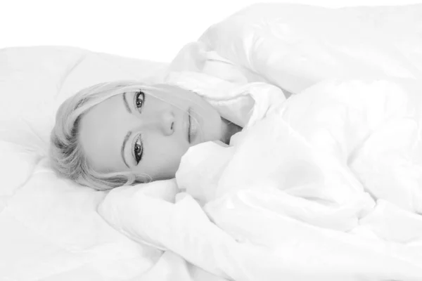 Retrato de chica hermosa en la cama —  Fotos de Stock