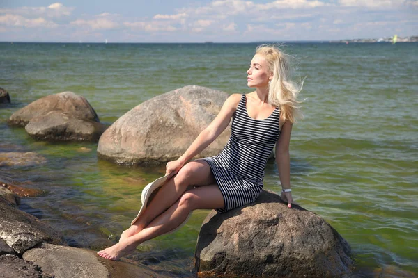 Glückliche Frau am Strand am Meer bei Sonnenuntergang. — Stockfoto