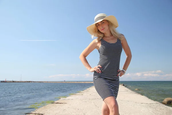 Glückliche Frau am Strand am Meer bei Sonnenuntergang. — Stockfoto