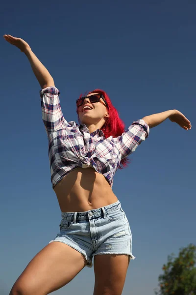 Młoda szczęśliwa dziewczyna w koszulce i szorty dżinsowe — Zdjęcie stockowe