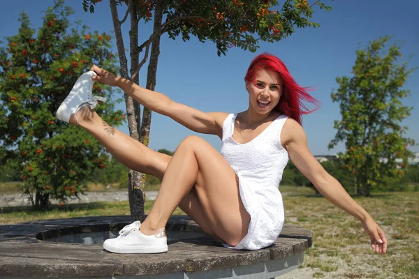 Joven feliz chica en un vestido blanco — Foto de Stock