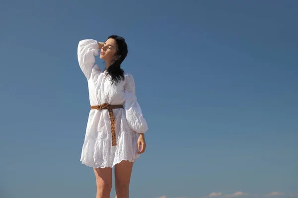 Jovem menina feliz em um vestido branco junto ao mar — Fotografia de Stock