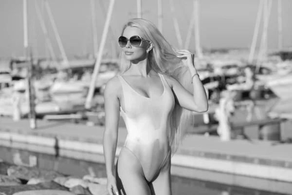 Mladá blondýnka s krásným atletickou karoserickou v plavkách — Stock fotografie