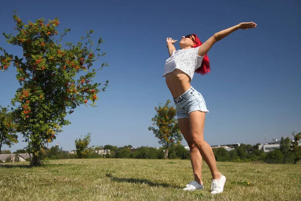 Jovem menina feliz na camisa e calções jeans — Fotografia de Stock