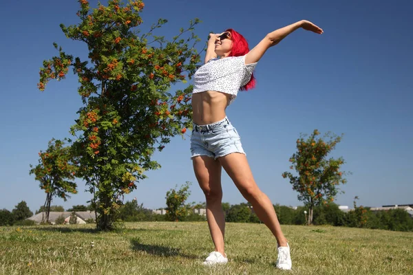 Jovem menina feliz na camisa e calções jeans — Fotografia de Stock