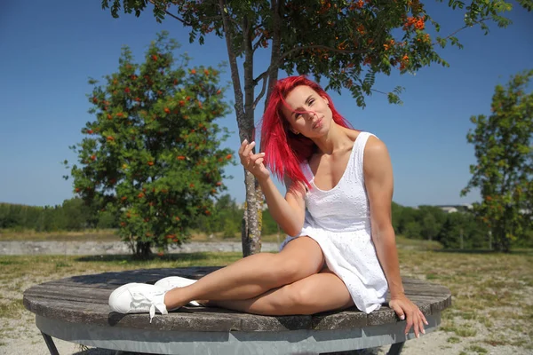 Jovem menina feliz em um vestido branco — Fotografia de Stock