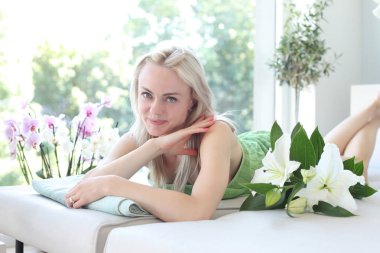 Çekici ve gülümseyen bir kadın.