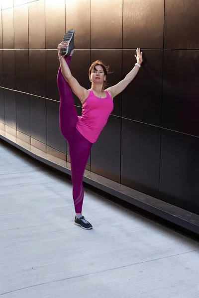 Joven mujer flexible está entrenando estiramiento — Foto de Stock