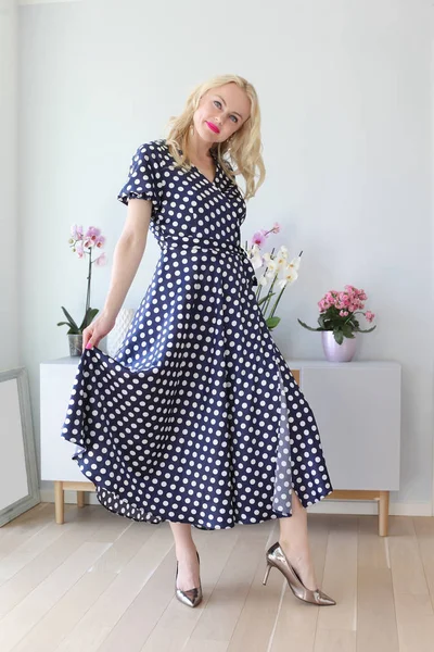 Mooie blonde in polka dot jurk — Stockfoto