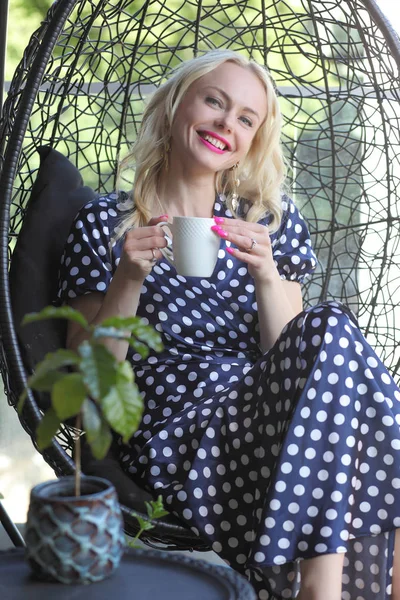 Mooi blond met een koffiemok — Stockfoto