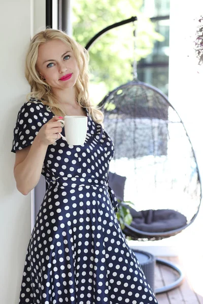 Mooi blond met een koffiemok — Stockfoto