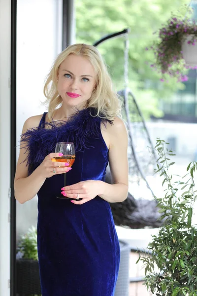 Красивая блондинка с бокалом белого вина — стоковое фото