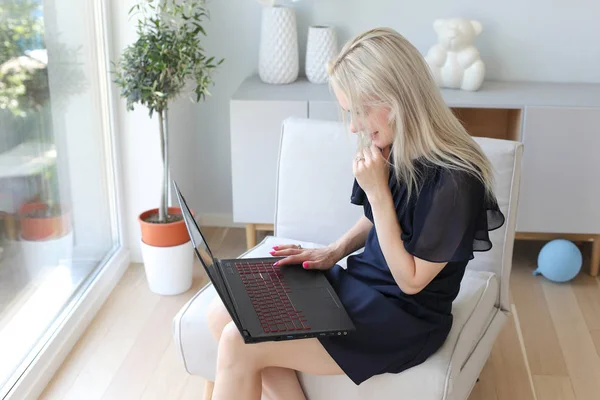 Молода блондинка використовує ноутбук — стокове фото