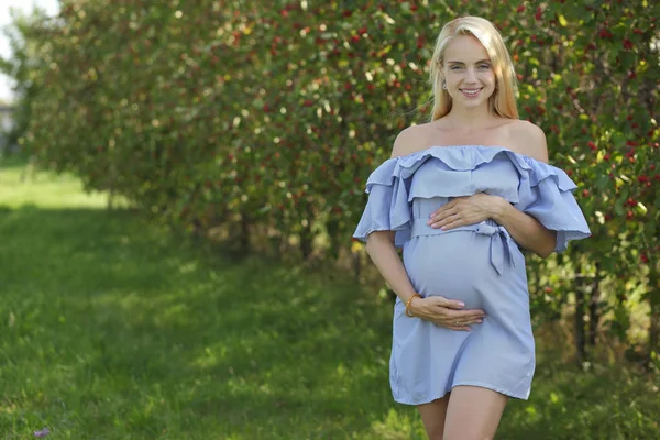 Donna incinta in un vestito blu — Foto Stock