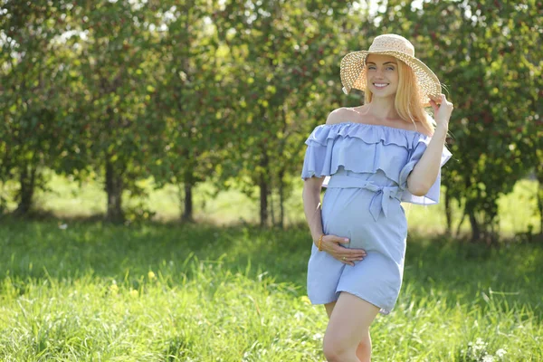 Gravid kvinna i en blå klänning — Stockfoto