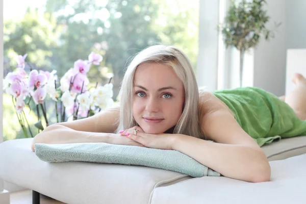 Aantrekkelijke en lachende vrouw op massamat — Stockfoto