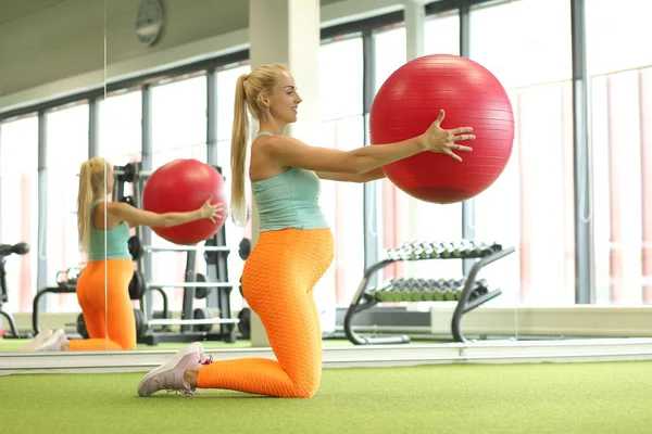 Mulher grávida excercises com ginástica bal — Fotografia de Stock