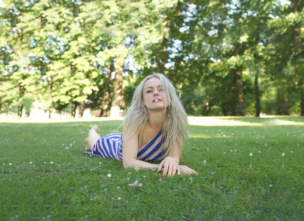 Portret van een jong schattig meisje in een zomer jurk — Stockfoto