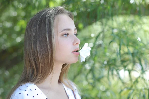 Retrato de verano de una joven linda chica — Foto de Stock