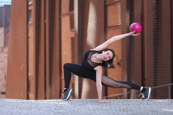 Joven mujer flexible está entrenando estiramiento — Foto de Stock