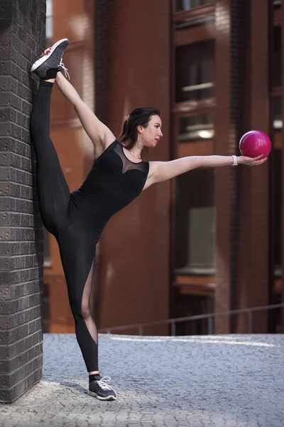 Jeune femme flexible est la formation étirement — Photo