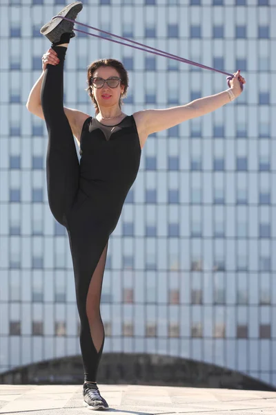 Joven mujer flexible está entrenando estiramiento — Foto de Stock