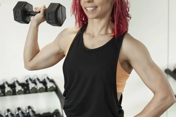 Piękna dziewczyna fitness z muskularne ciało — Zdjęcie stockowe