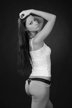 Siyah arka planda iç çamaşırlı seksi esmer.