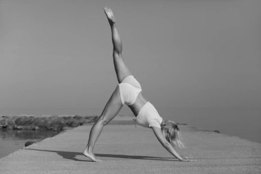 Genç atletik sağlıklı kız yoga yapıyor.