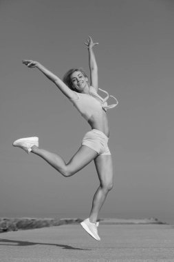 Genç, zayıf, atlayan atletik kız