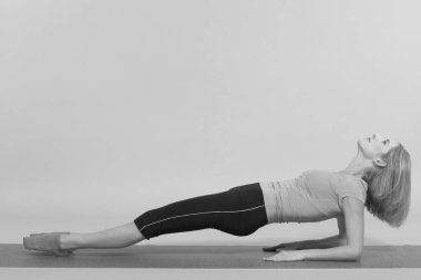 Stüdyoda poz veren genç, güzel yoga.