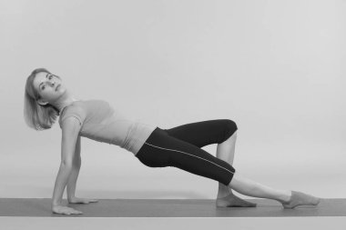 Stüdyoda poz veren genç, güzel yoga.