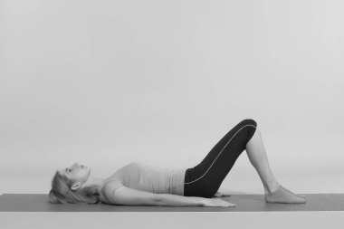 Stüdyoda poz veren genç, güzel yoga.