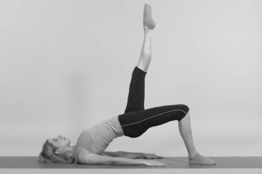 Stüdyoda poz veren genç, güzel yoga.