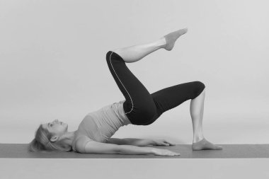 Stüdyoda poz veren genç, güzel yoga.