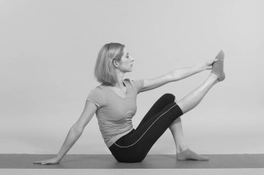 Stüdyoda poz veren genç, güzel yoga.