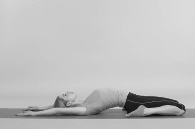 Stüdyoda poz veren genç, güzel yoga.