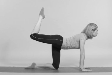 Stüdyoda poz veren genç, güzel yoga.