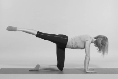 Stüdyoda poz veren genç, güzel yoga.