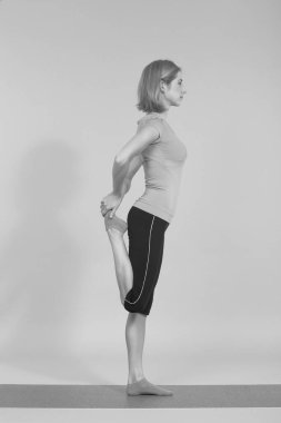 Stüdyoda poz veren genç, güzel yoga.