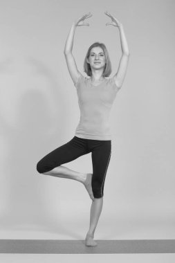 Stüdyoda poz veren genç, güzel yoga.