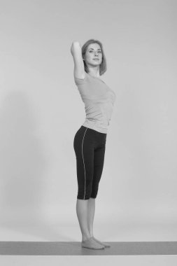 Stüdyoda poz veren genç, güzel yoga.