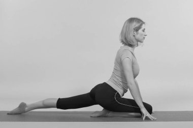 Stüdyoda poz veren genç, güzel yoga.