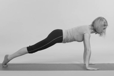 Stüdyoda poz veren genç, güzel yoga.