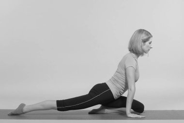 Stüdyoda poz veren genç, güzel yoga.