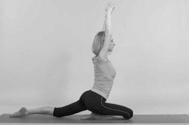 Stüdyoda poz veren genç, güzel yoga.