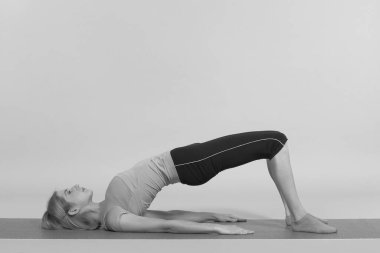 Stüdyoda poz veren genç, güzel yoga.