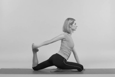 Stüdyoda poz veren genç, güzel yoga.