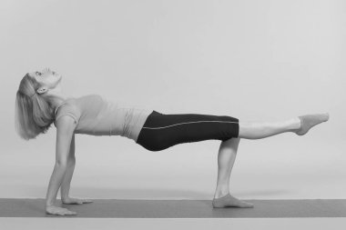 Stüdyoda poz veren genç, güzel yoga.