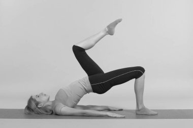 Stüdyoda poz veren genç, güzel yoga.
